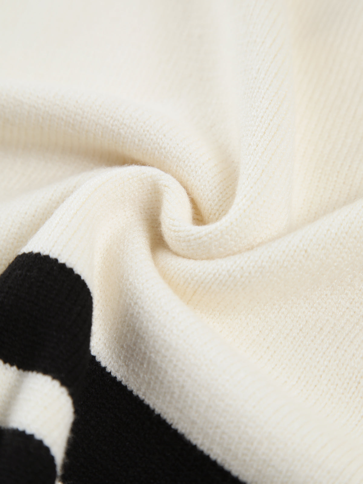 Sweter oversize z szerokimi paskami i golfem