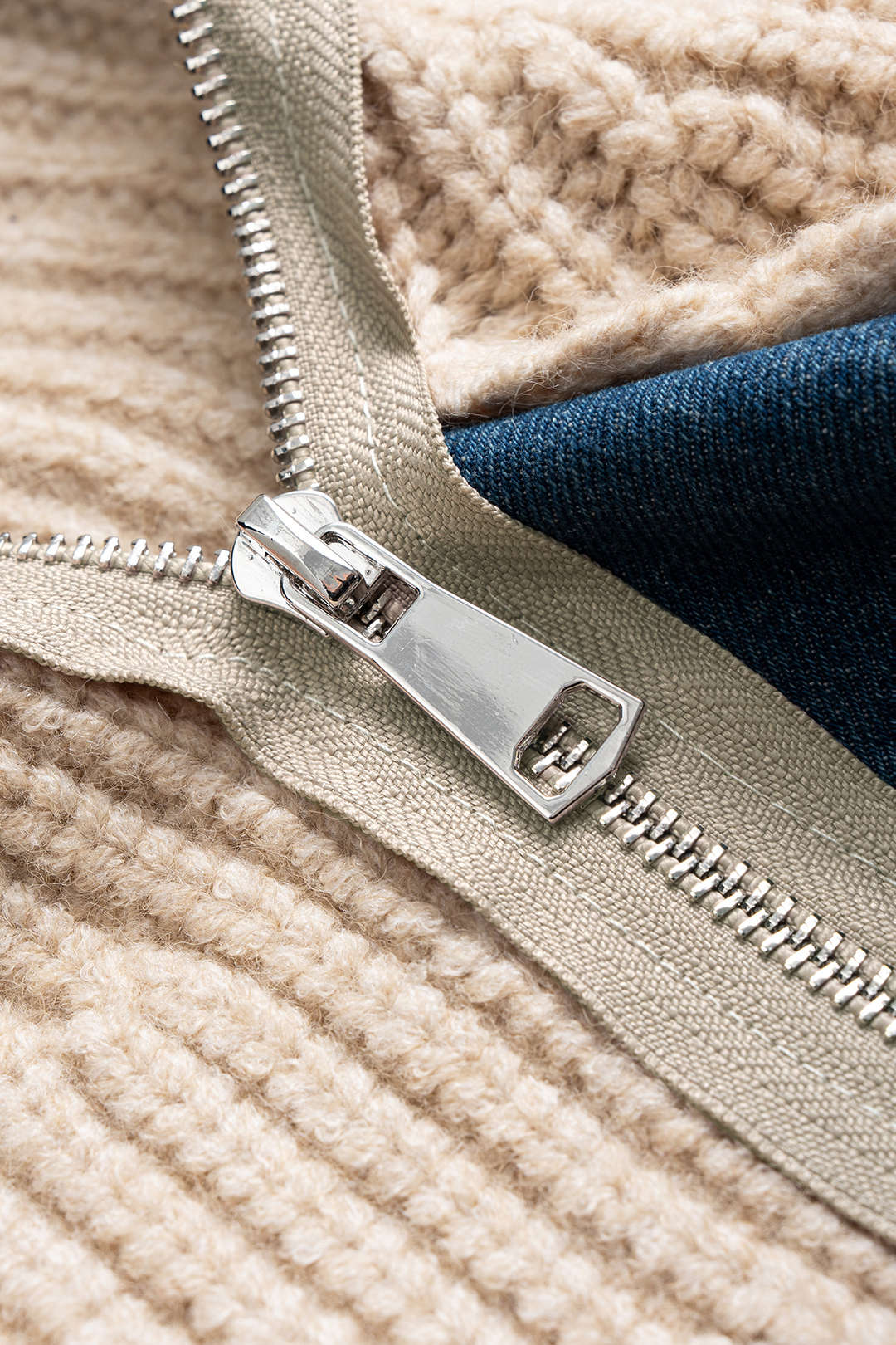 Sweter z asymetrycznym zamkiem i denimowymi wstawkami