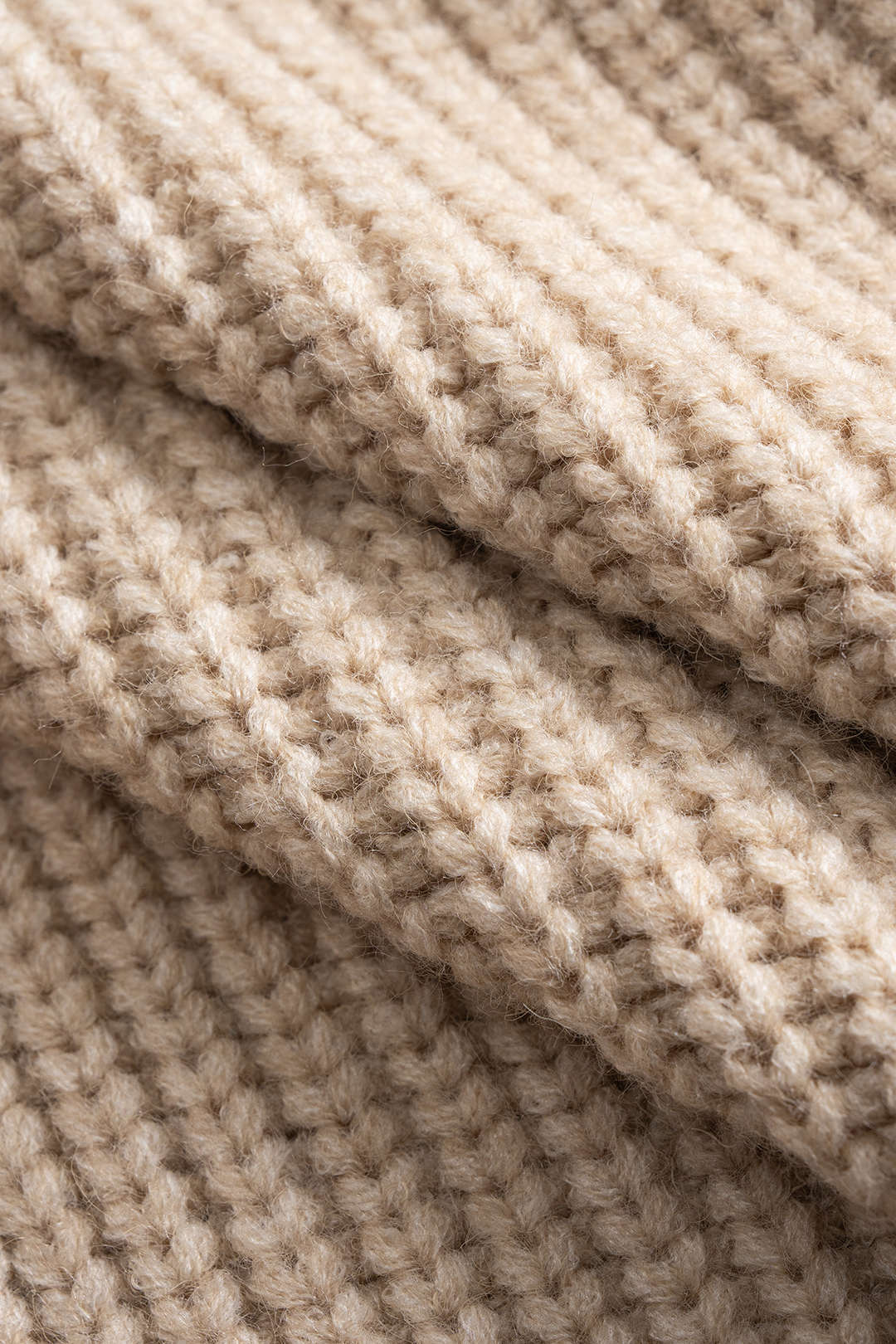 Sweter z asymetrycznym zamkiem i denimowymi wstawkami