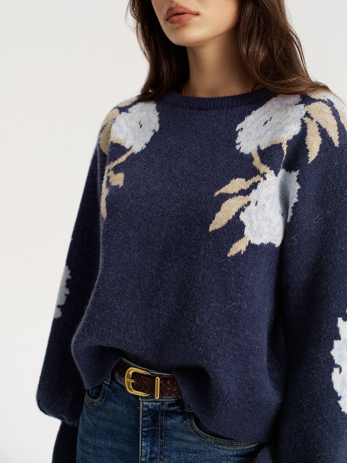 Sweter z bufiastymi rękawami i kwiatowym wzorem