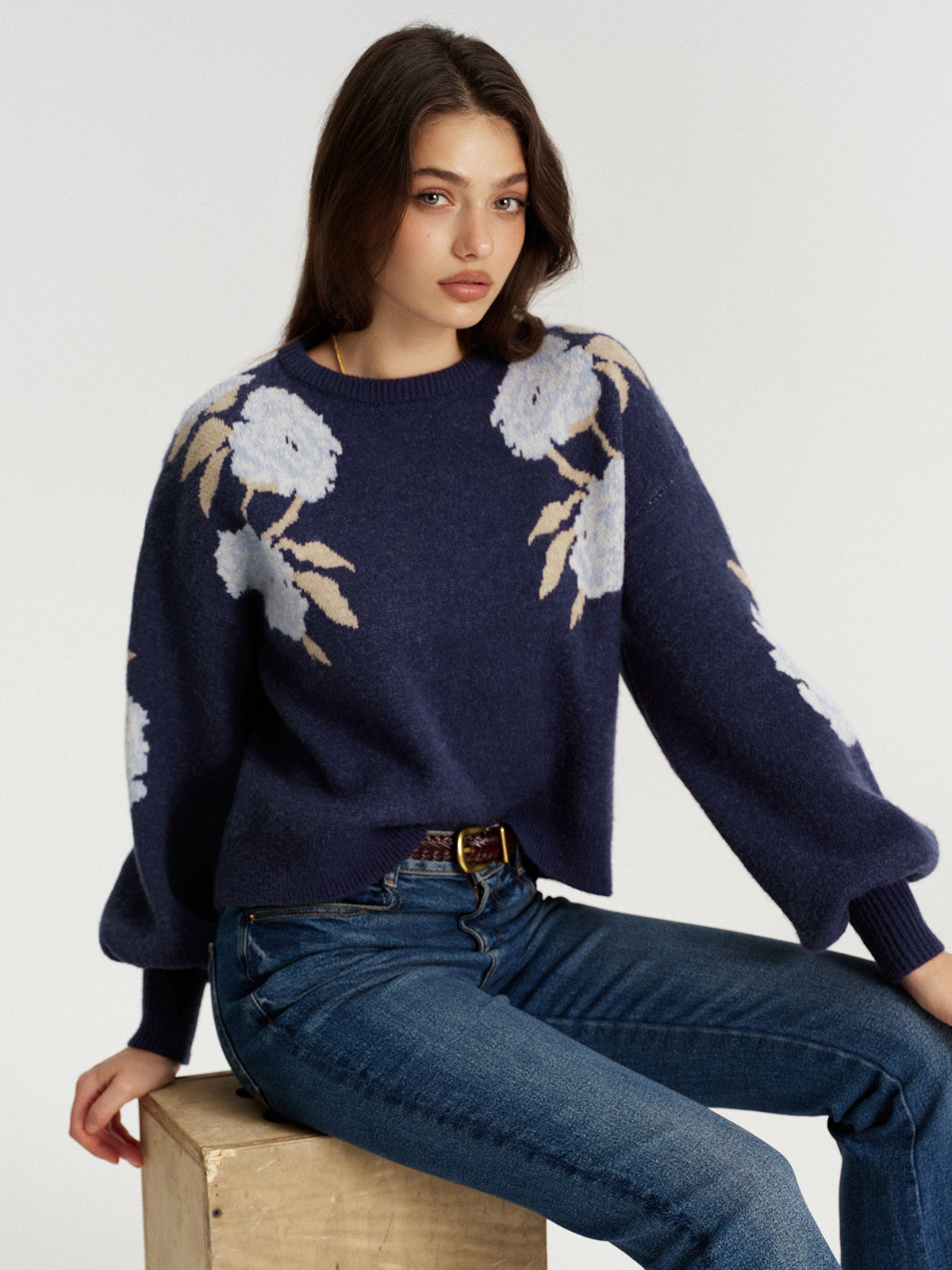Sweter z bufiastymi rękawami i kwiatowym wzorem