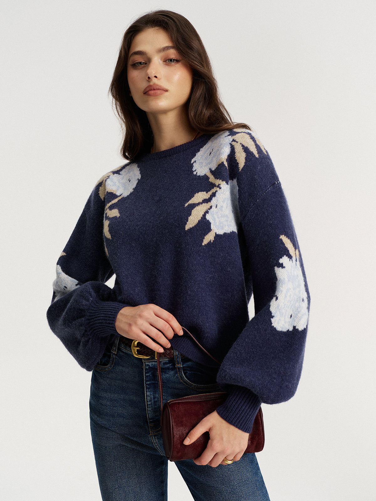 Sweter z bufiastymi rękawami i kwiatowym wzorem