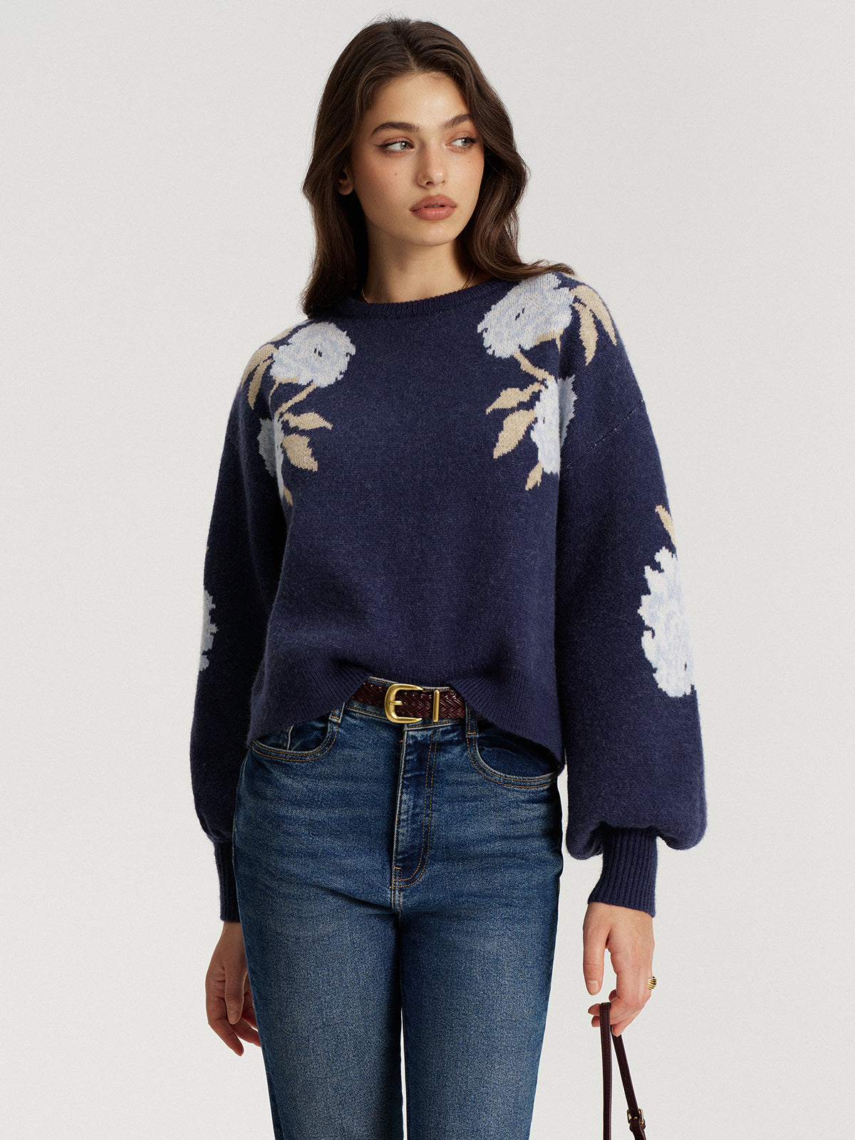 Sweter z bufiastymi rękawami i kwiatowym wzorem