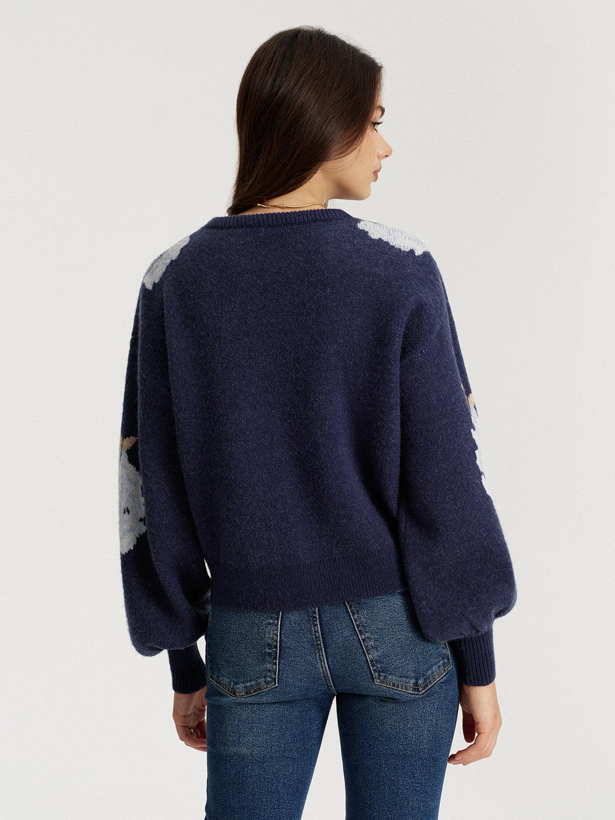 Sweter z bufiastymi rękawami i kwiatowym wzorem