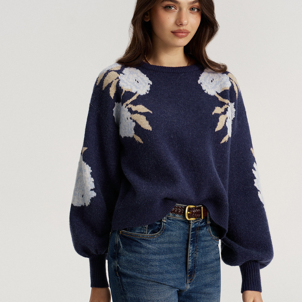 Sweter z bufiastymi rękawami i kwiatowym wzorem
