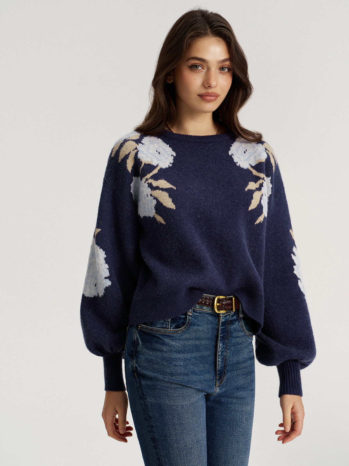 Sweter z bufiastymi rękawami i kwiatowym wzorem
