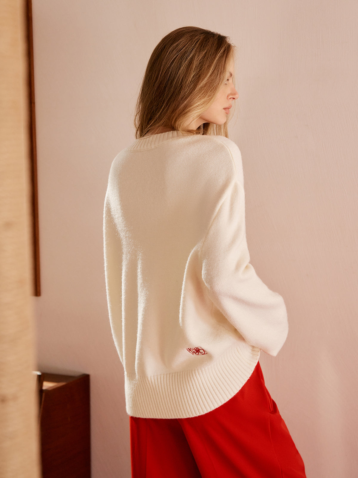 Sweter z dużym kwiatowym motywem na przodzie