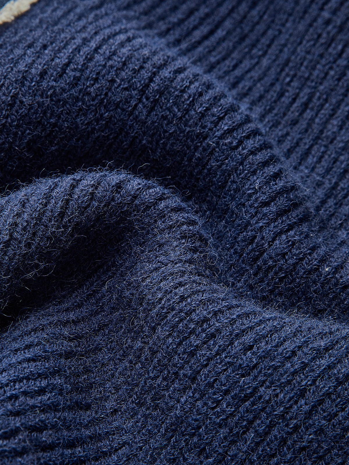 Sweter z dżinsowym kołnierzem i mankietami