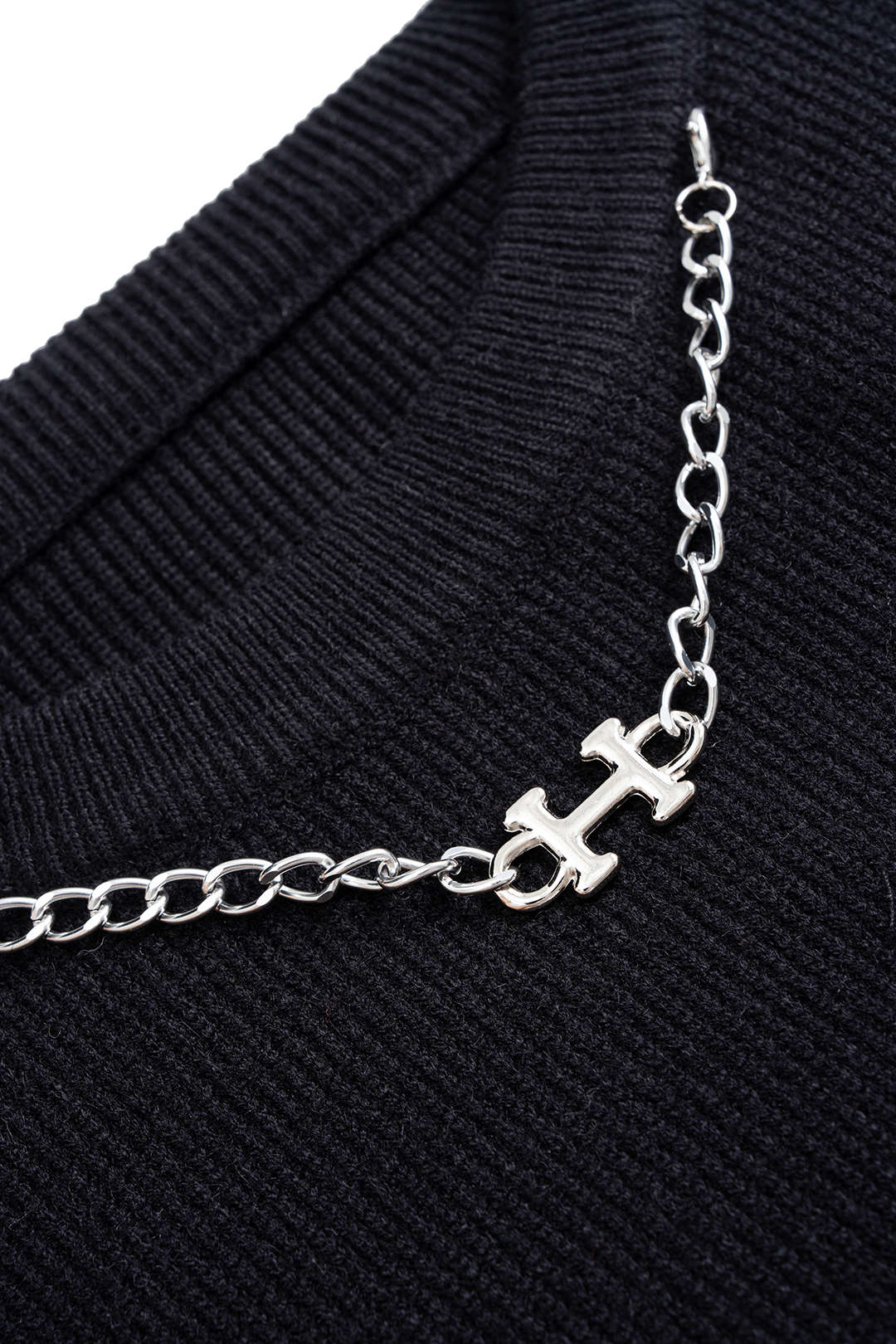 Sweter z kontrastowymi rękawami i naszyjnikiem