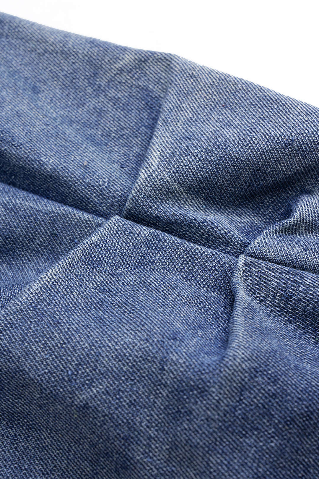 Sweter z kontrastowymi rękawami i naszyjnikiem