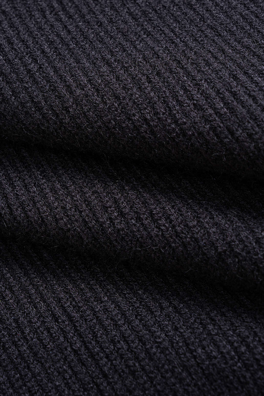 Sweter z kontrastowymi rękawami i naszyjnikiem