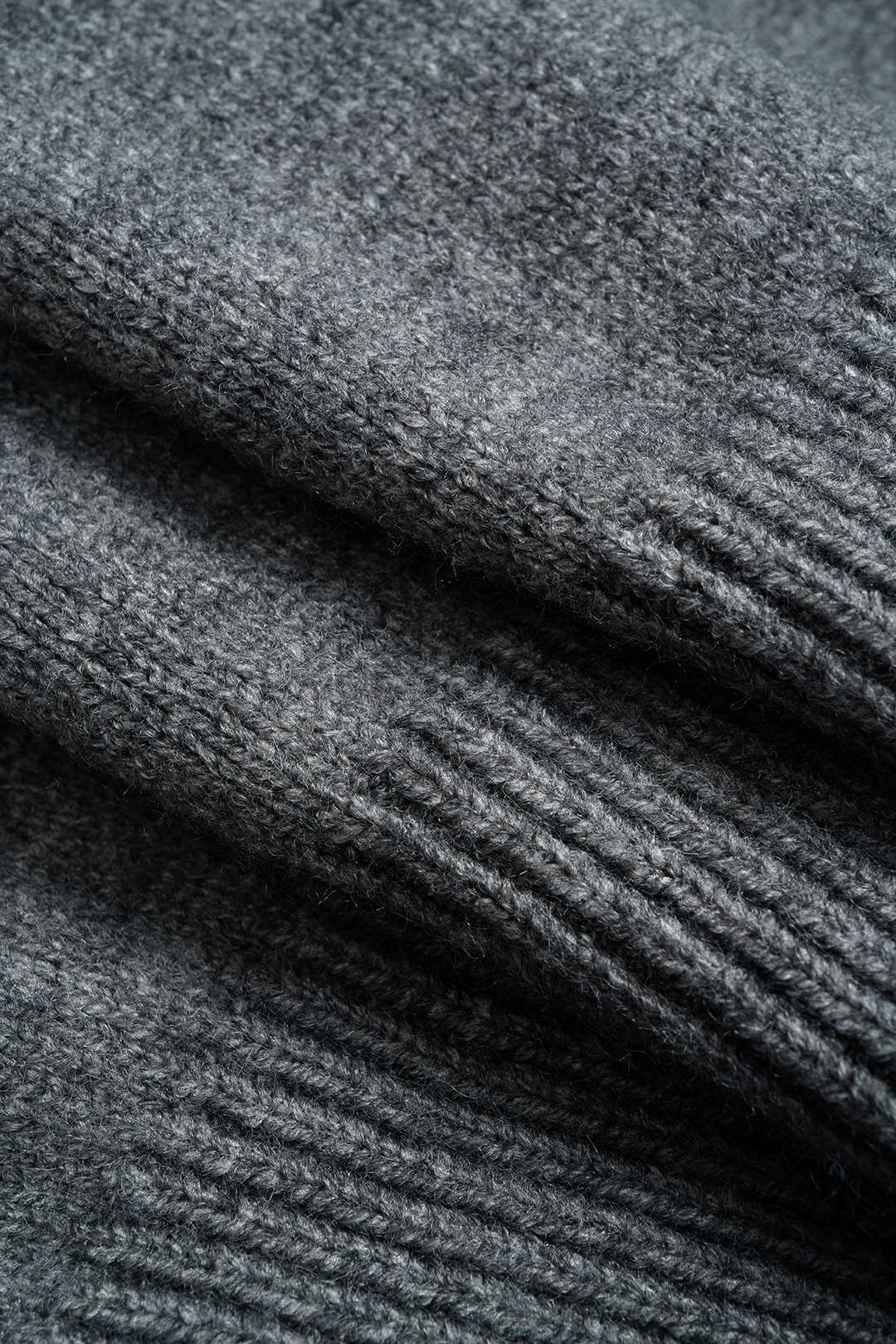Sweter z krótkim rękawem i ozdobnymi guzikami