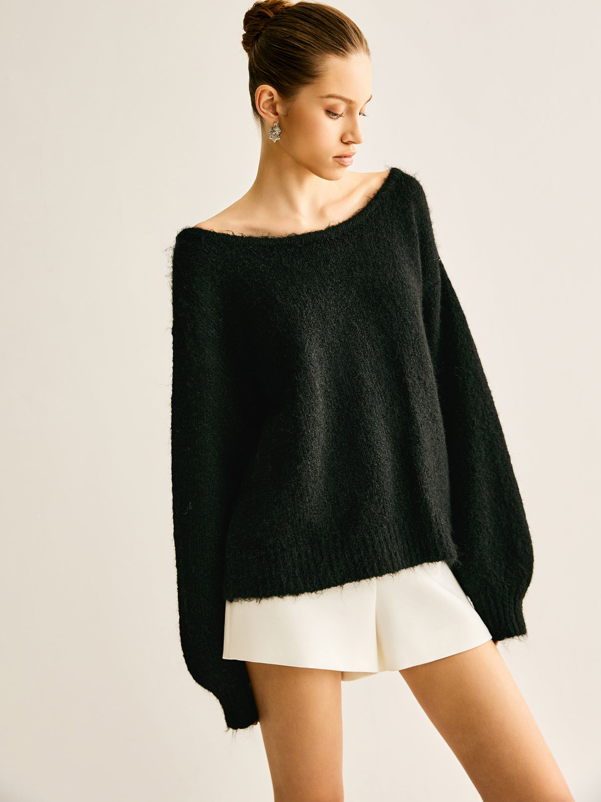 Sweter z odkrytymi plecami i kokardą