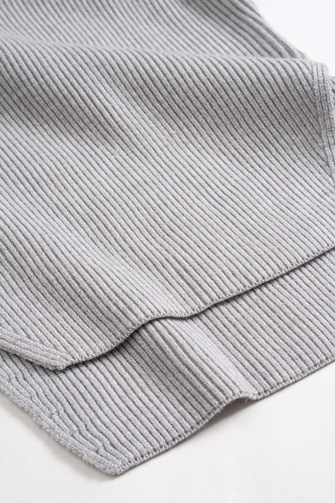 Sweter z odkrytymi ramionami i długimi rękawami