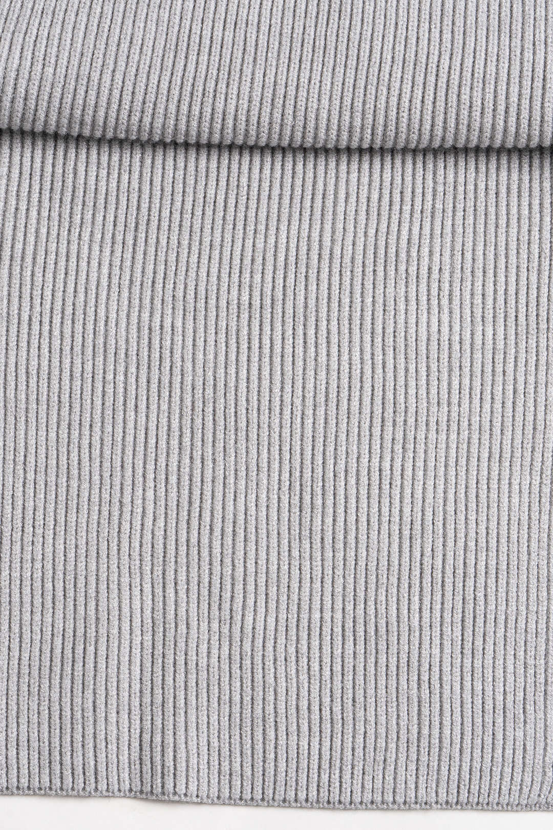Sweter z odkrytymi ramionami i długimi rękawami
