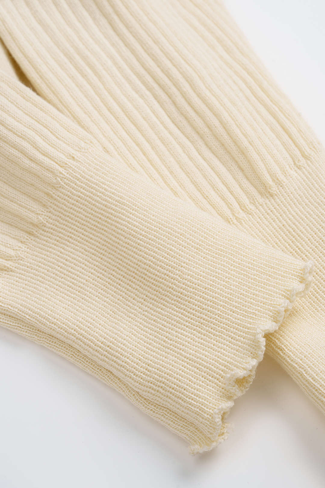 Sweter z odkrytymi ramionami i golfem