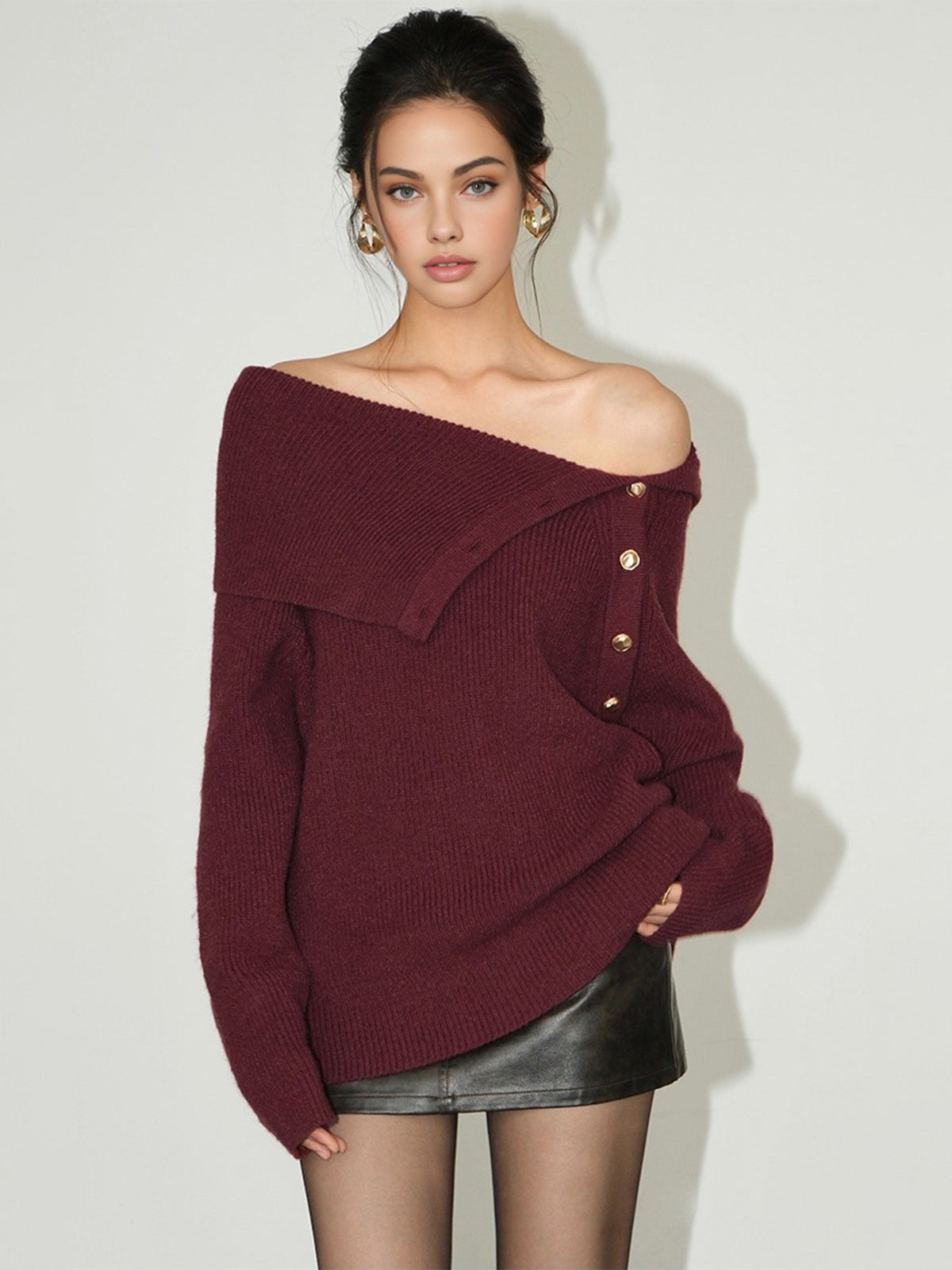 Sweter z odkrytymi ramionami i guzikami