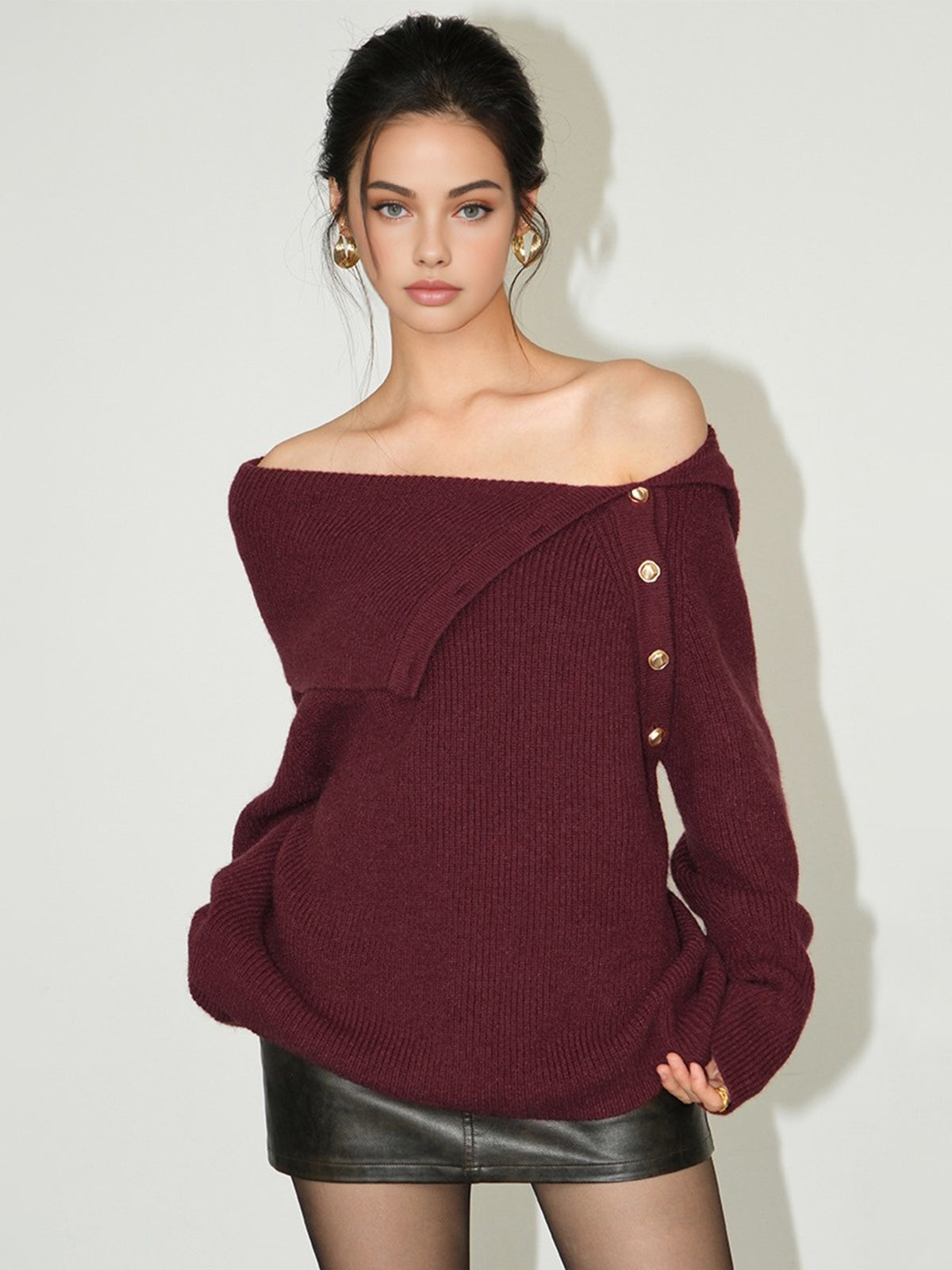 Sweter z odkrytymi ramionami i guzikami