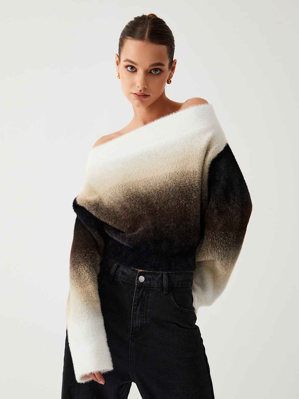 Sweter z odkrytymi ramionami w stylu ombre