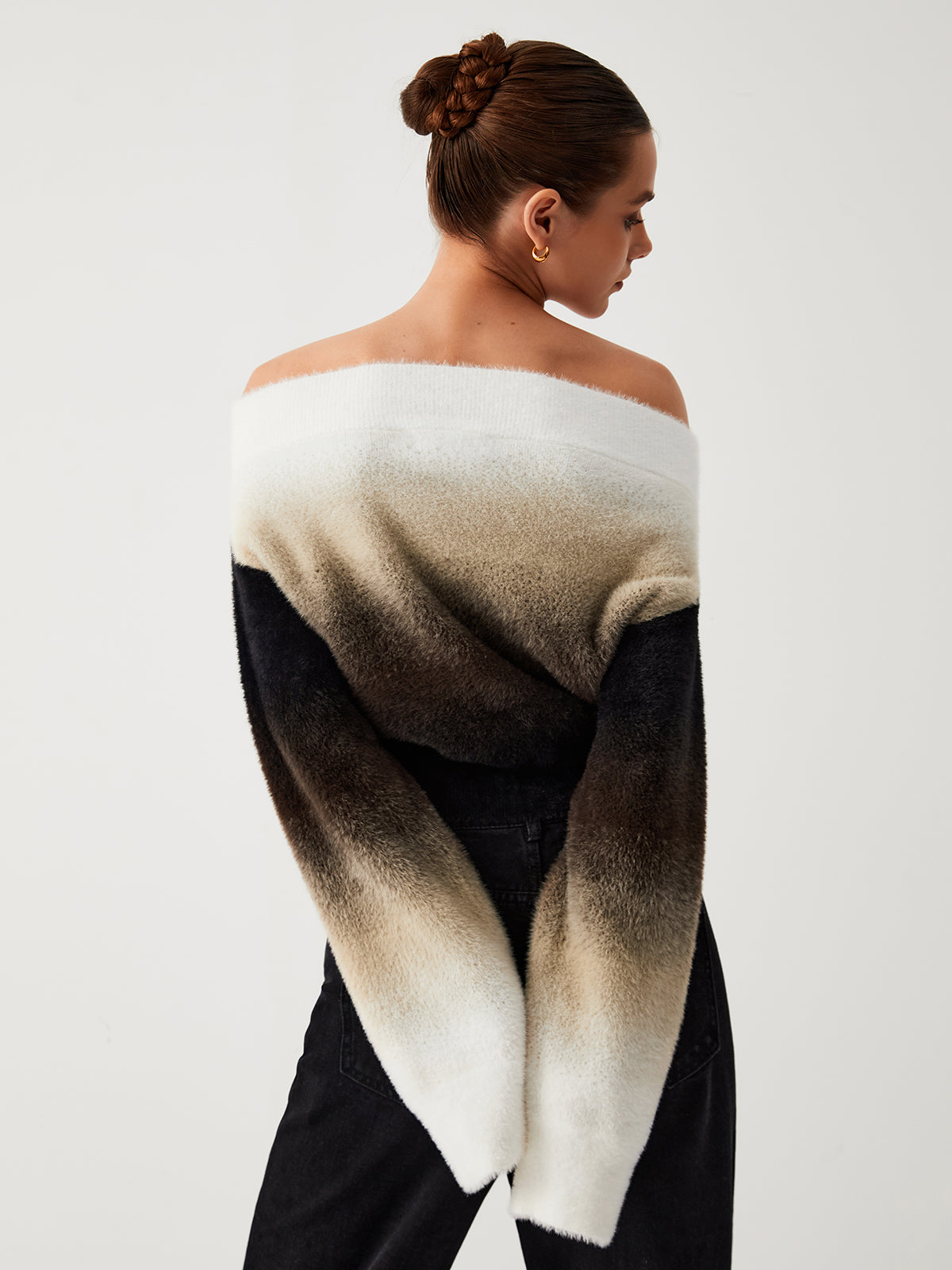 Sweter z odkrytymi ramionami w stylu ombre