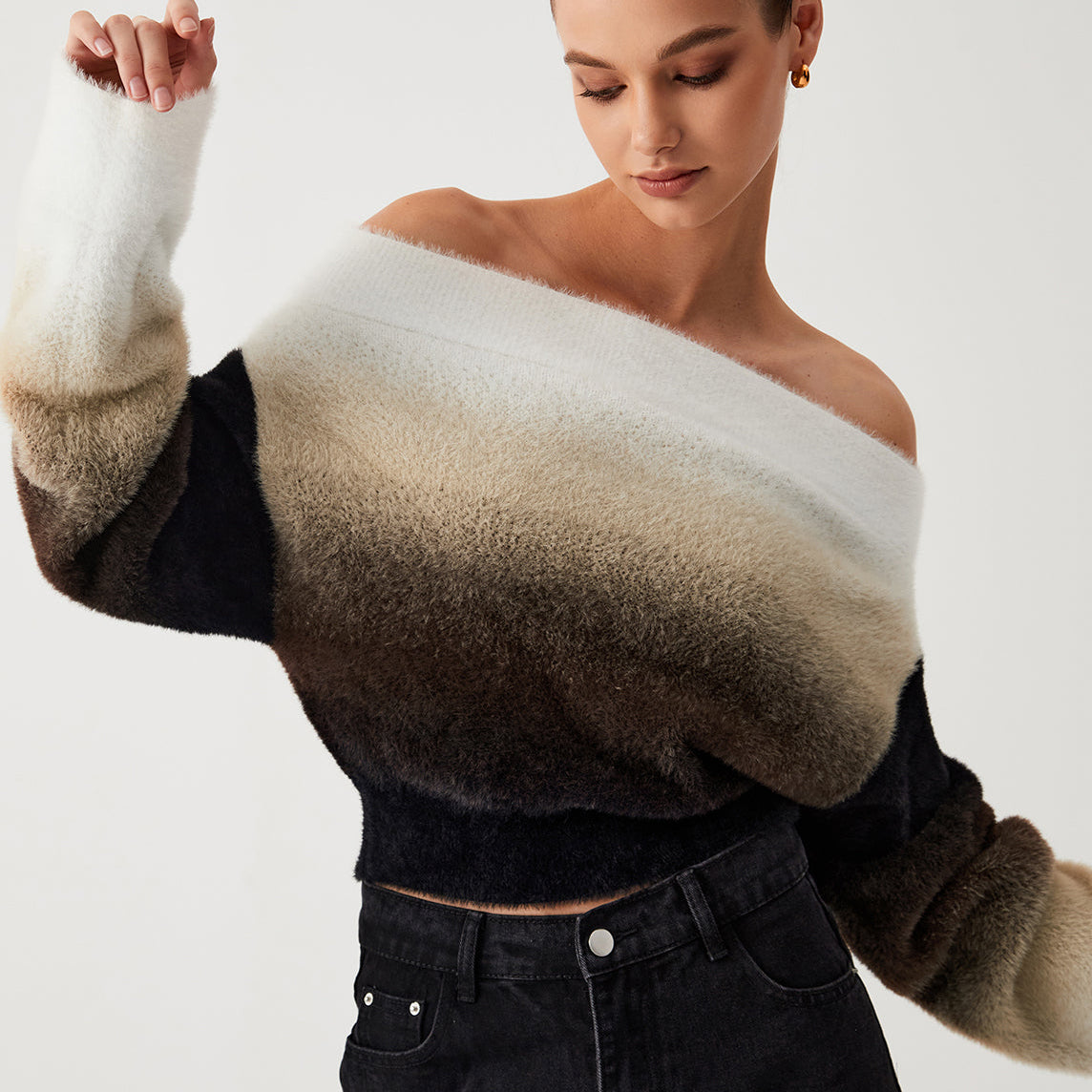 Sweter z odkrytymi ramionami w stylu ombre