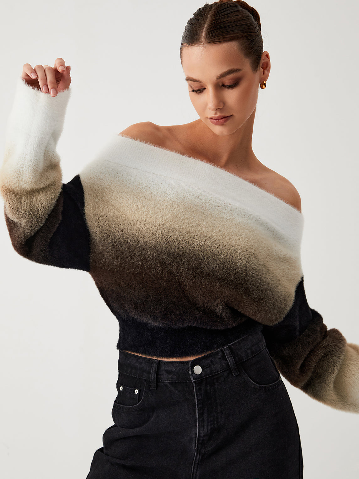 Sweter z odkrytymi ramionami w stylu ombre
