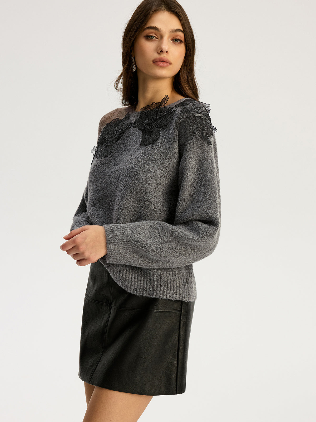 Sweter z ozdobną koronkową aplikacją na ramionach