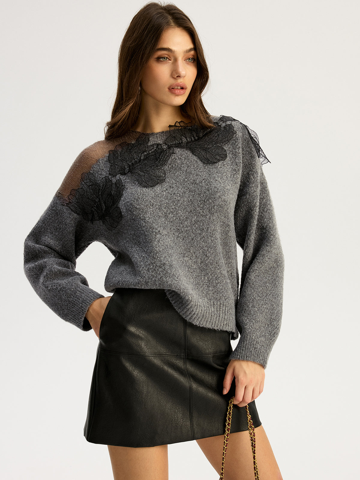 Sweter z ozdobną koronkową aplikacją na ramionach