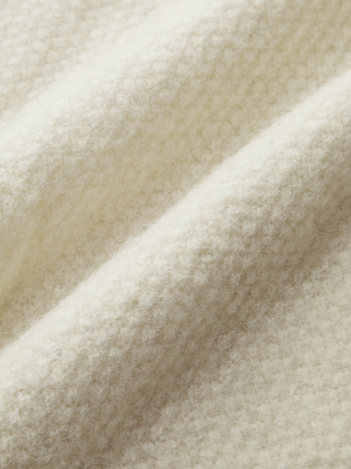 Sweter z ozdobną koronkową aplikacją na ramionach