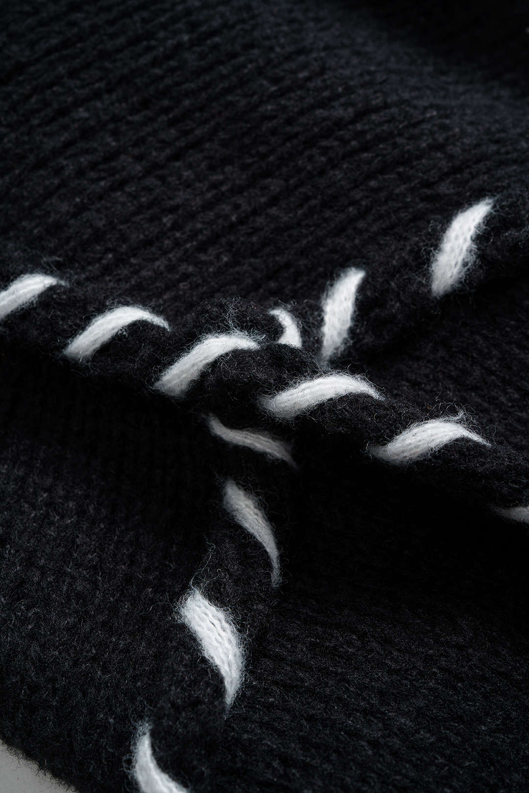 Sweter z ozdobnym ściegiem na rękawach