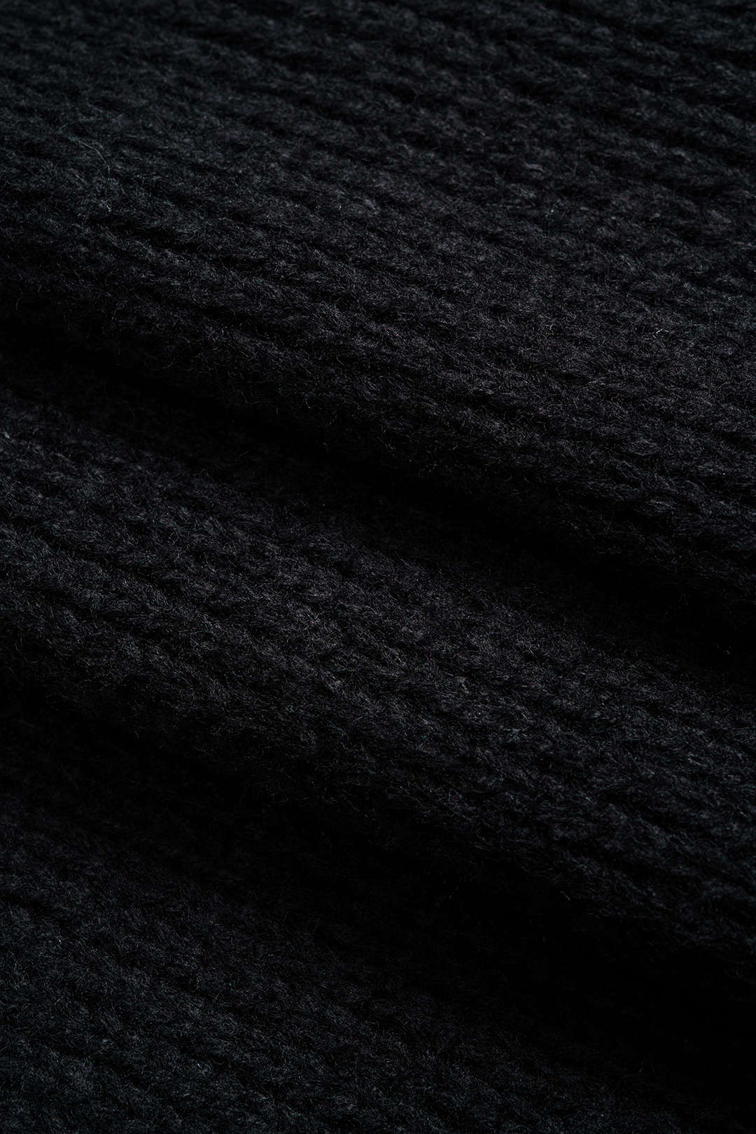 Sweter z ozdobnym ściegiem na rękawach