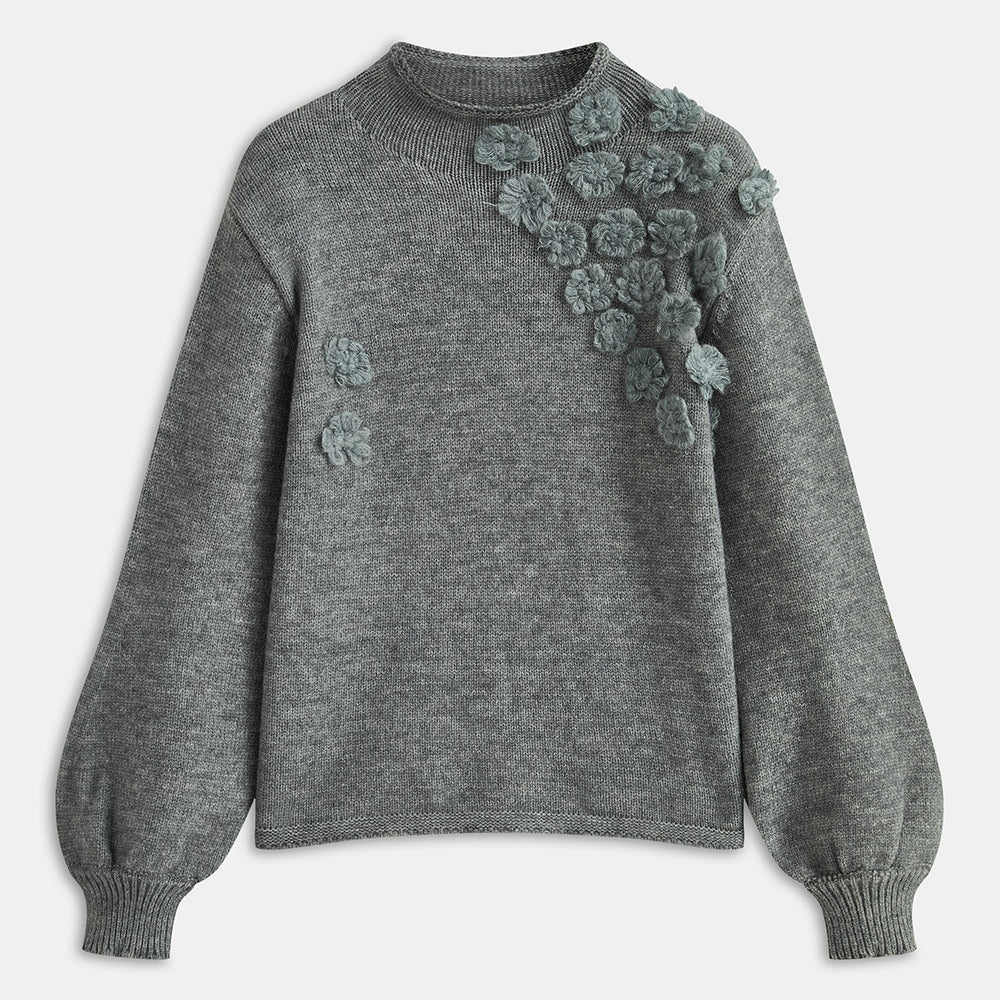 Sweter z ozdobnymi aplikacjami na ramieniu