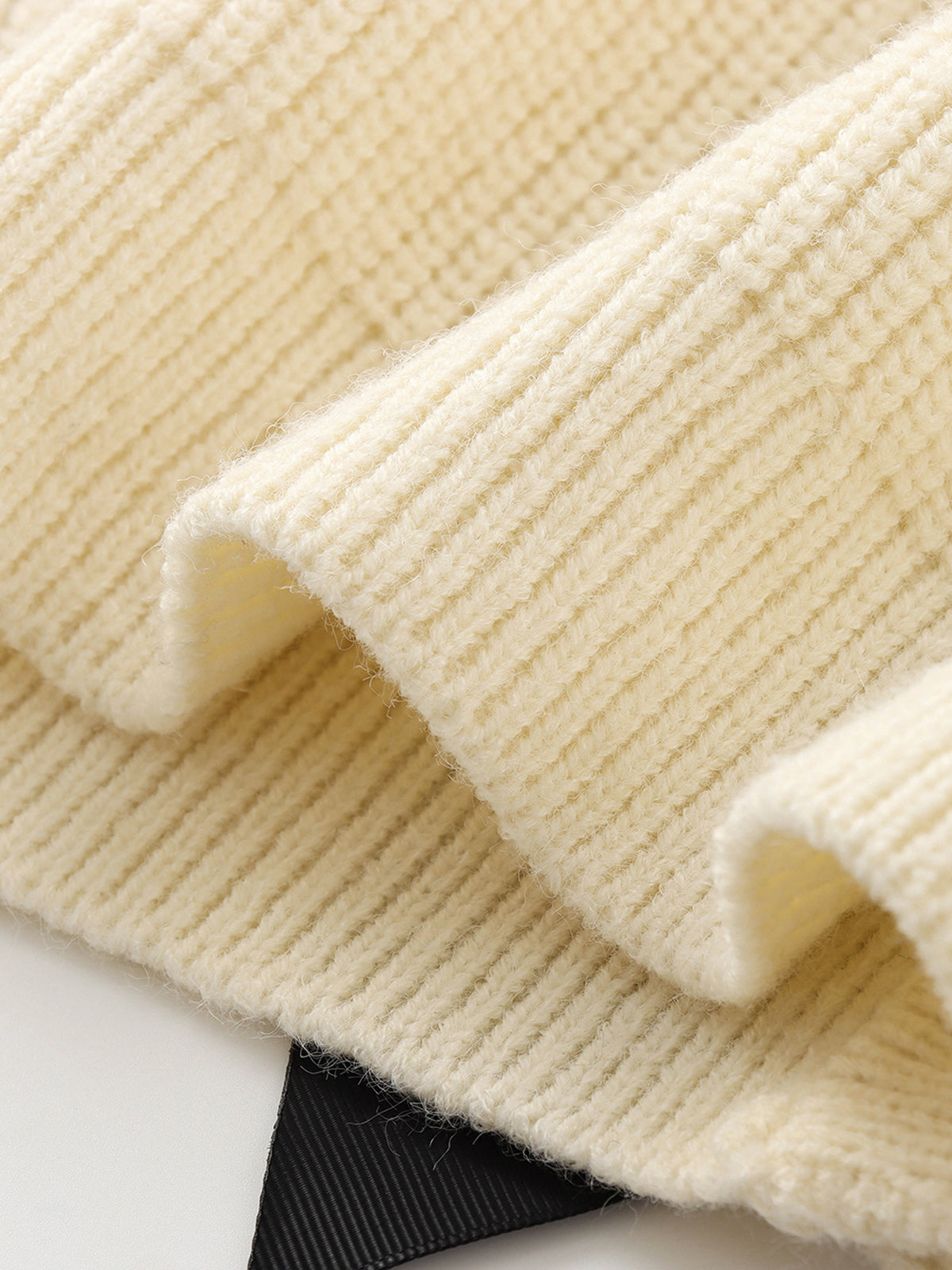Sweter z ozdobnymi kokardami na przodzie
