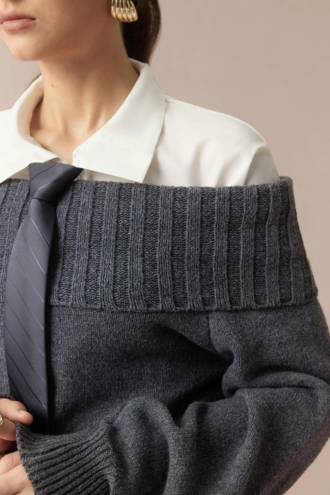 Sweter z szerokim dekoltem i wiązaniem