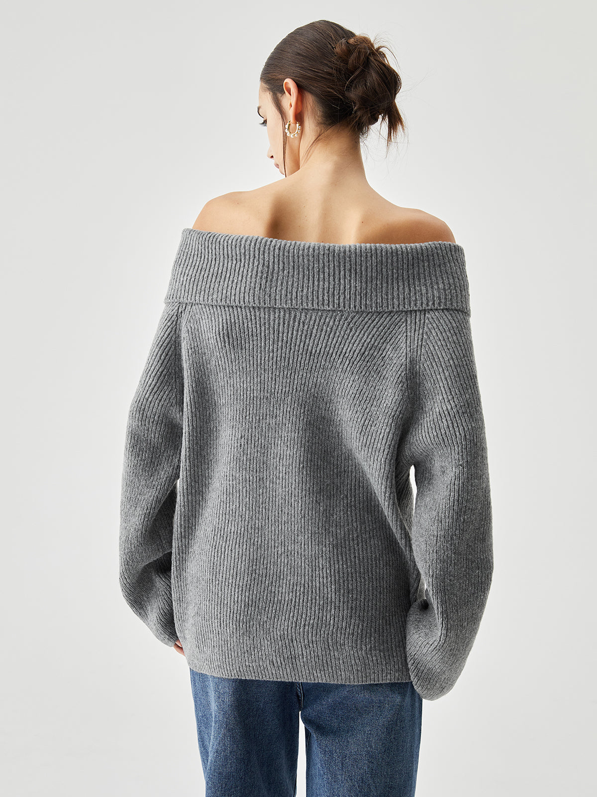 Sweter z szerokim dekoltem opadającym na ramiona