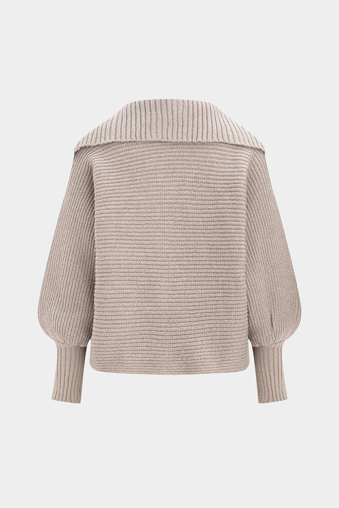 Sweter z szerokim kołnierzem i długimi rękawami
