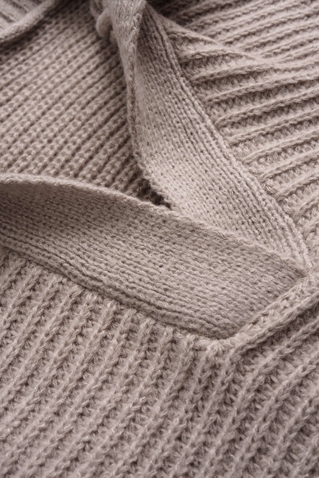Sweter z szerokim kołnierzem i długimi rękawami