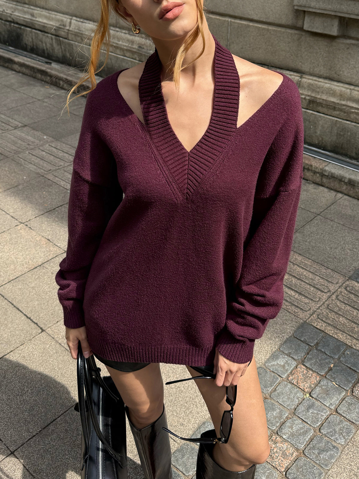 Sweter z wycięciami przy dekolcie i ramionach
