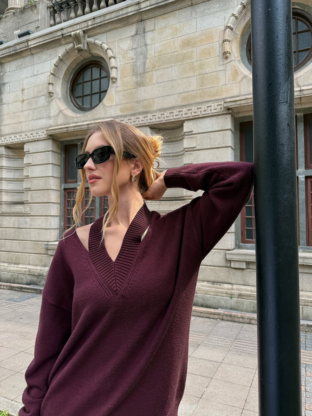 Sweter z wycięciami przy dekolcie i ramionach