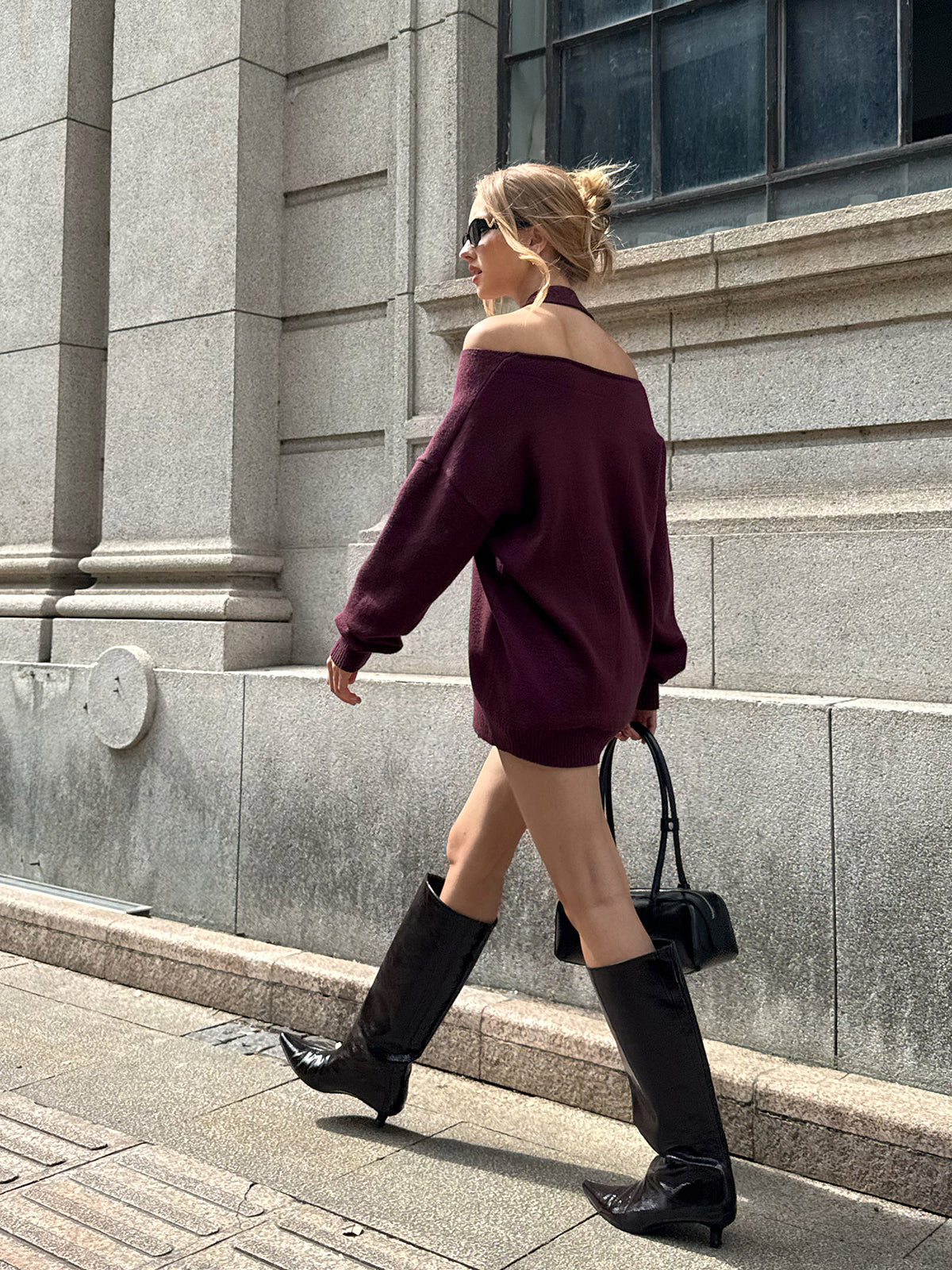 Sweter z wycięciami przy dekolcie i ramionach