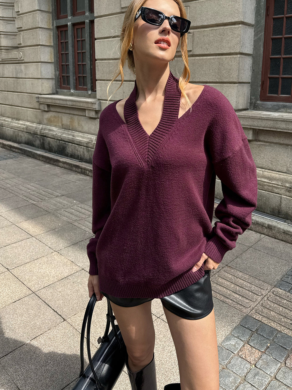 Sweter z wycięciami przy dekolcie i ramionach