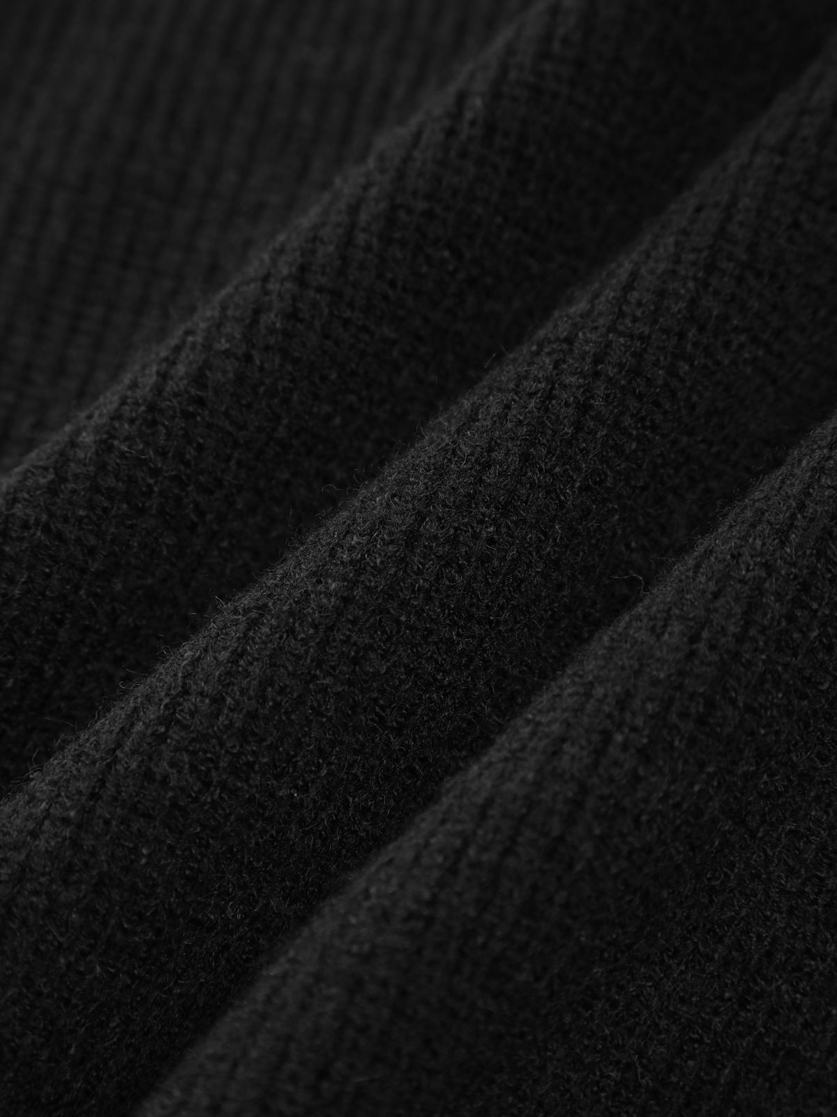 Sweter z wysokim kołnierzem i ozdobnym przeszyciem