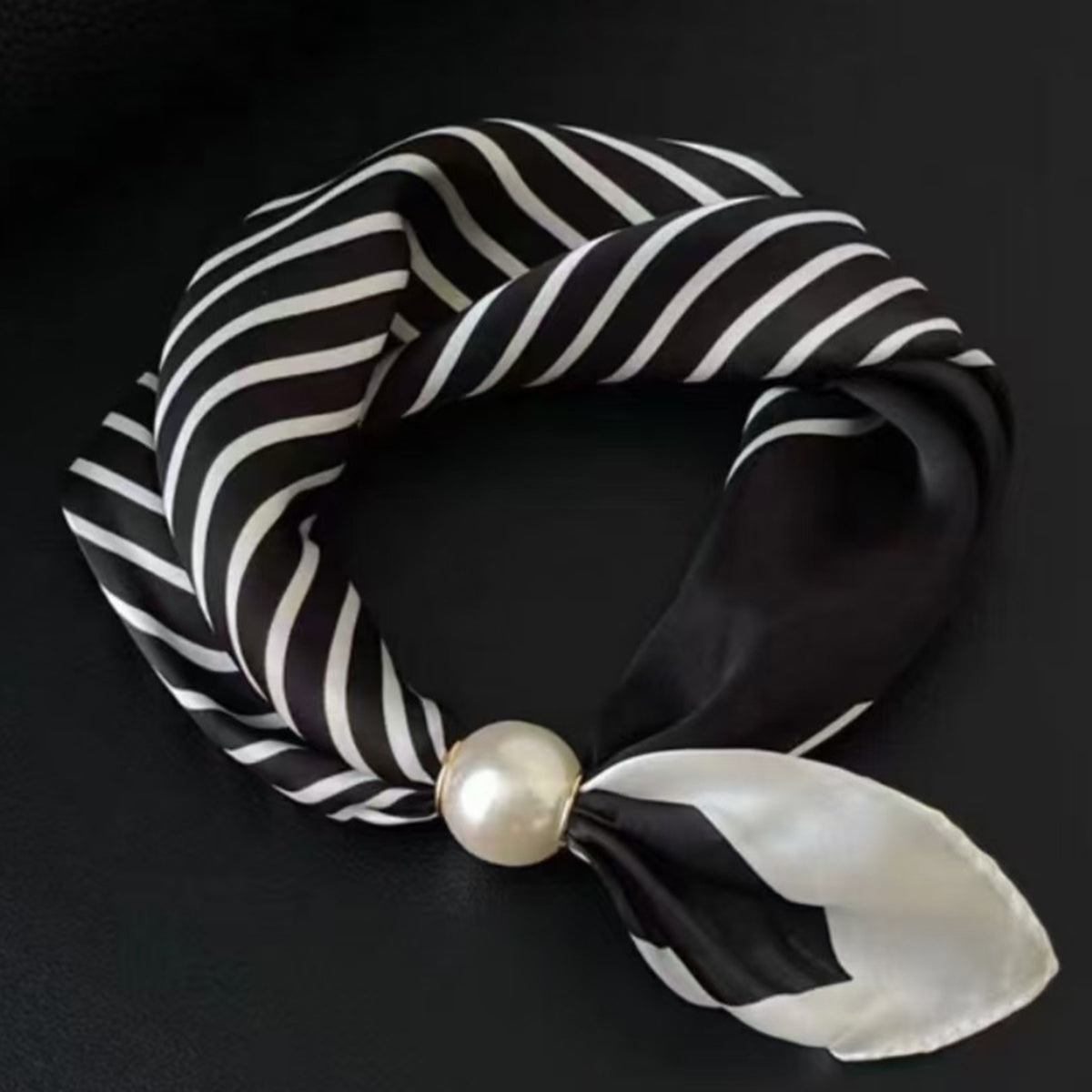 Szal jedwabisty z ozdobną perłą i paskami