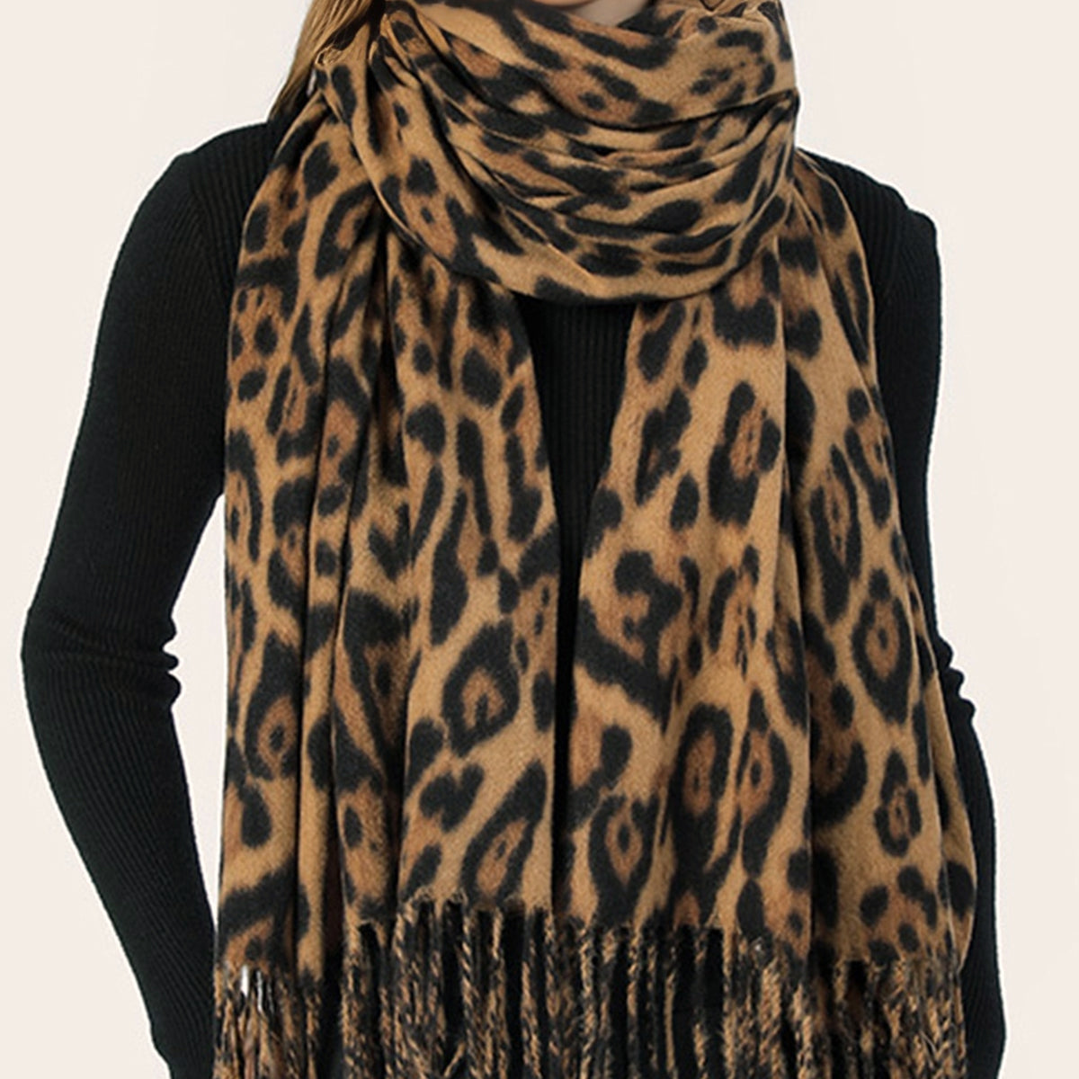 Szal z frędzlami w zwierzęcy wzór