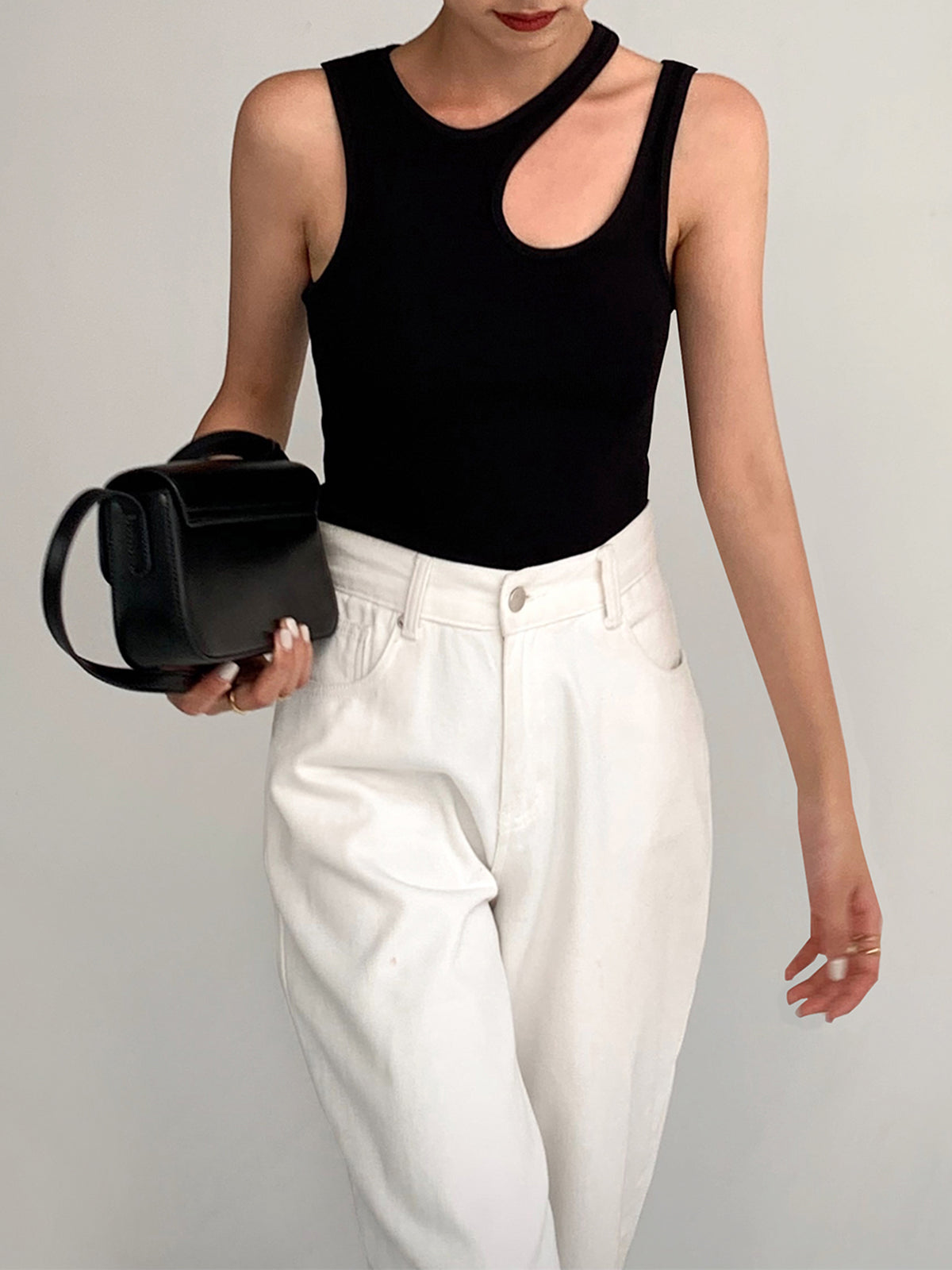 Top asymetryczny z wycięciem na ramię