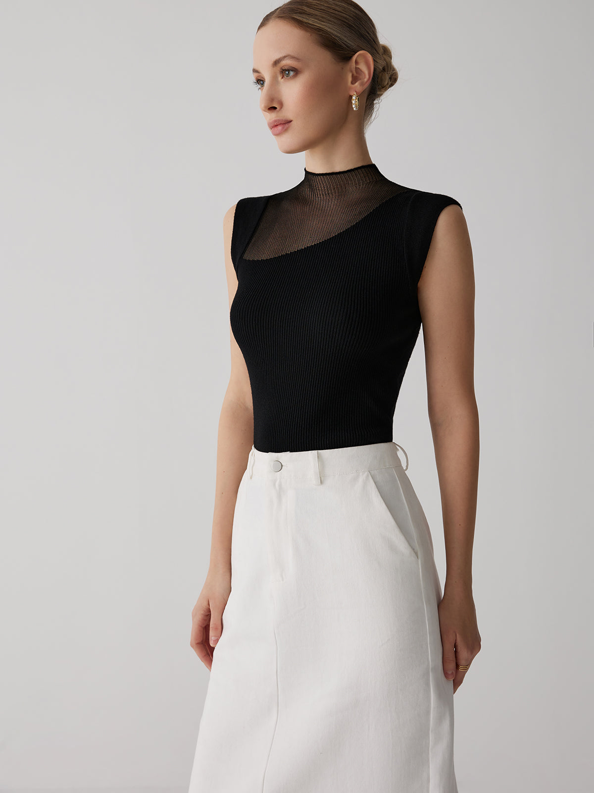 Top bez rękawów z półgolfem i siateczką