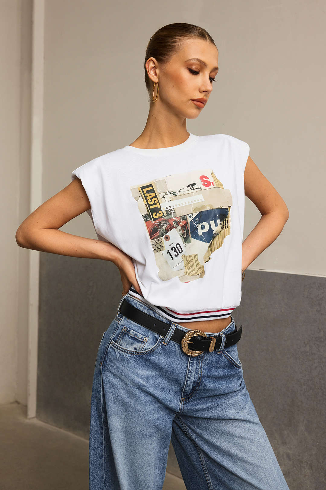 Top z nadrukiem i szerokimi ramionami casualowy