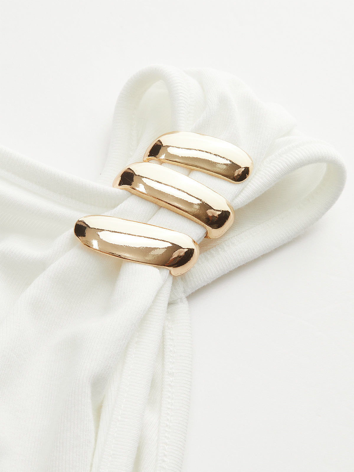 Top z ozdobnym marszczeniem i detalem na ramiączku