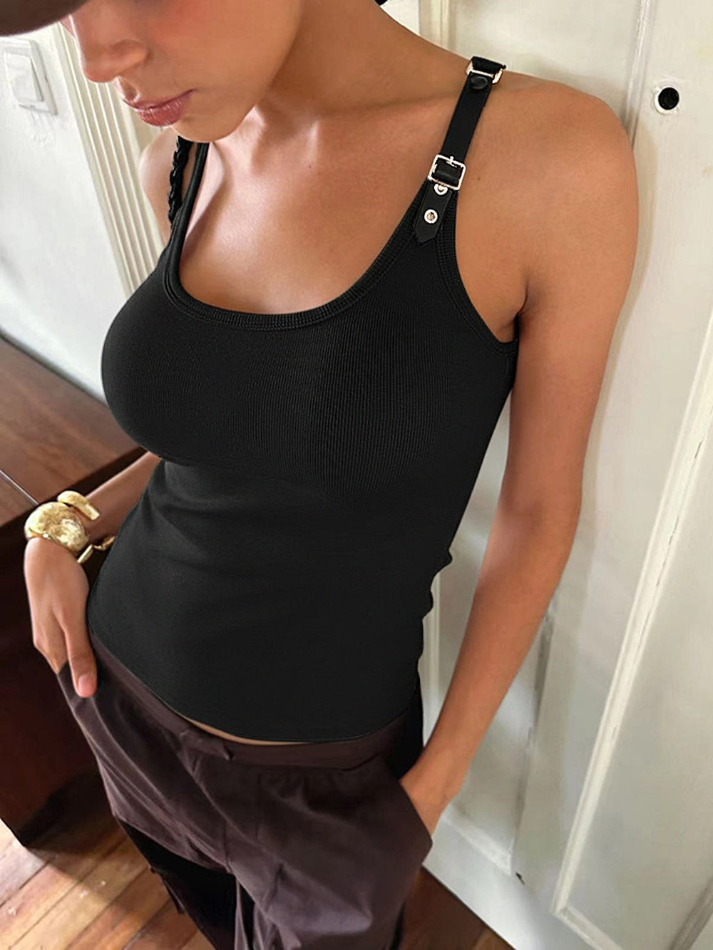 Top z regulowanymi ramiączkami i okrągłym dekoltem
