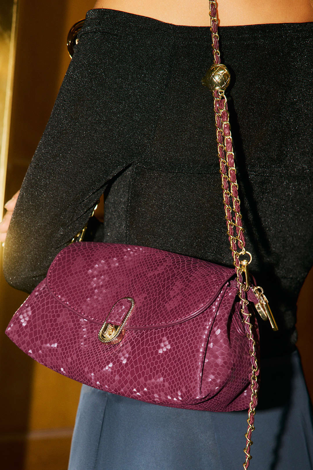 Torebka kopertowa z ozdobnym zapięciem łańcuszkiem